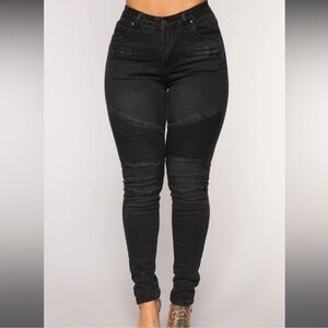 High-Waisted Black Skinny Jeans with Stretch Fabric